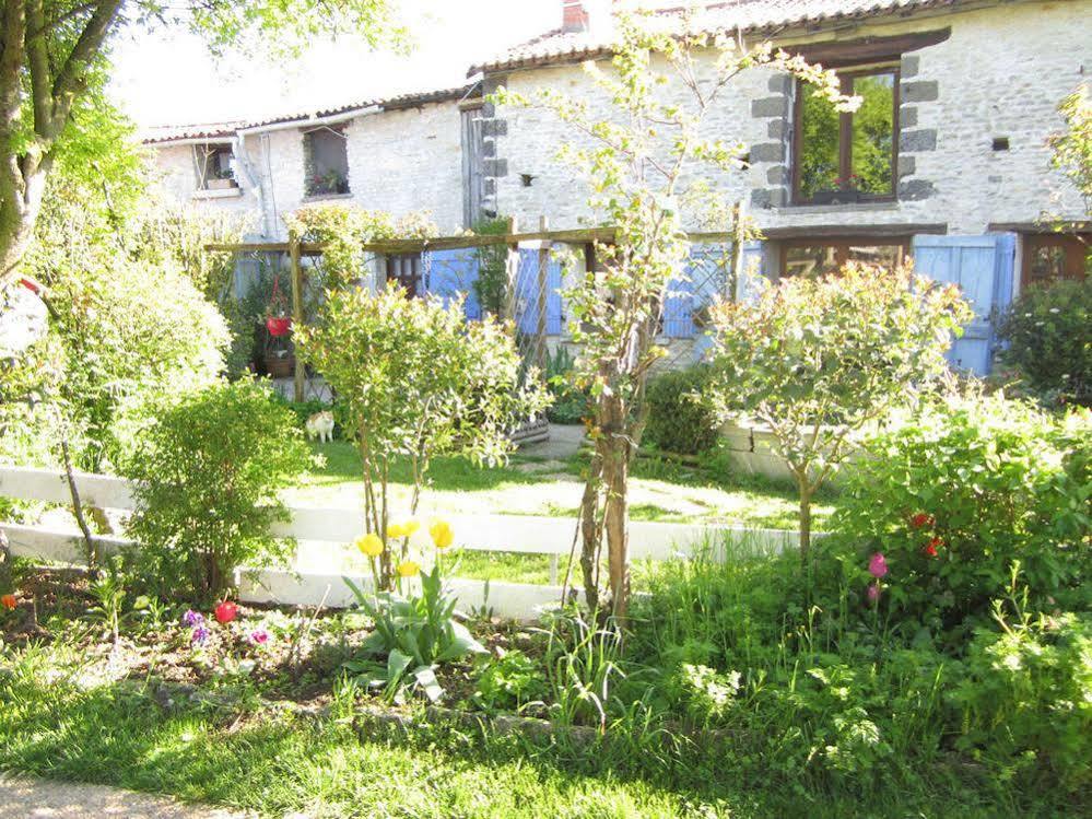 Chambres, Table D'Hotes Et Gites Les Mesanges Saint-Jean-de-Sauves Zewnętrze zdjęcie